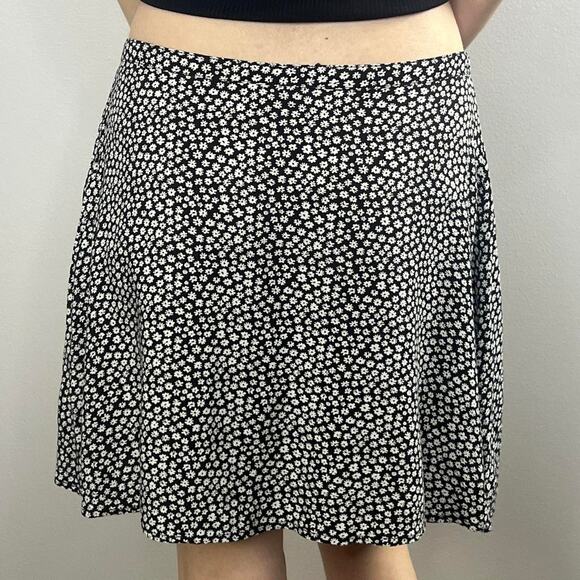 H&M Ditsy Floral Button Front Mini Skirt Size 6 Black White Daisy Print - Picture 3 of 4